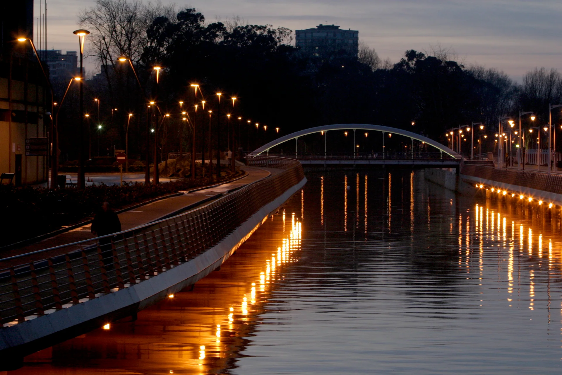 Iluminación márgenes río Piles.